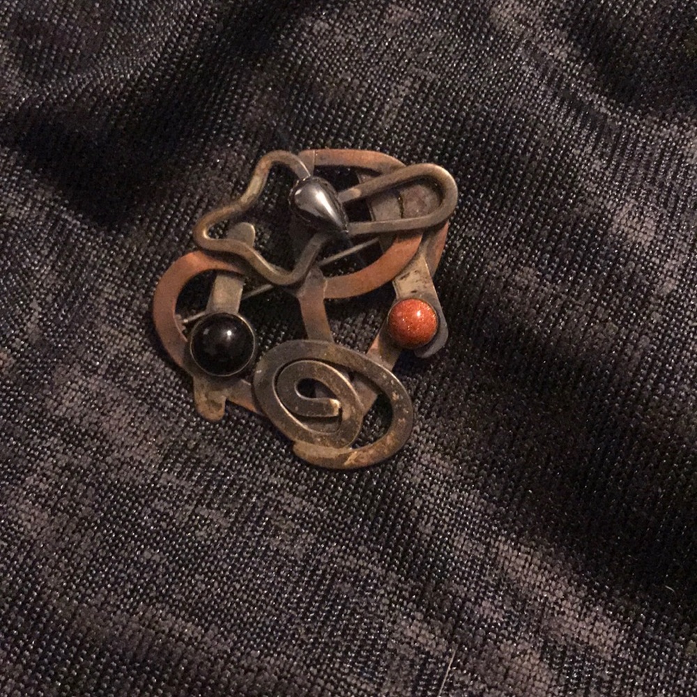 Mixed metal and stones brooch.